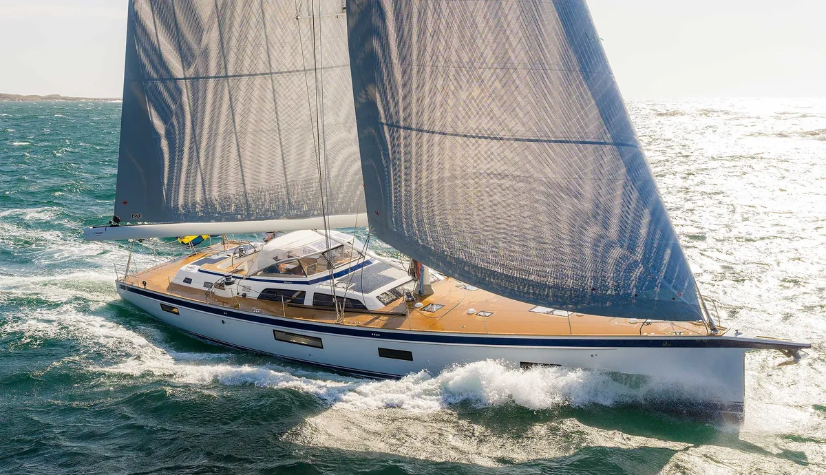 Hallberg-Rassy 69: Zeilboot varend op zee