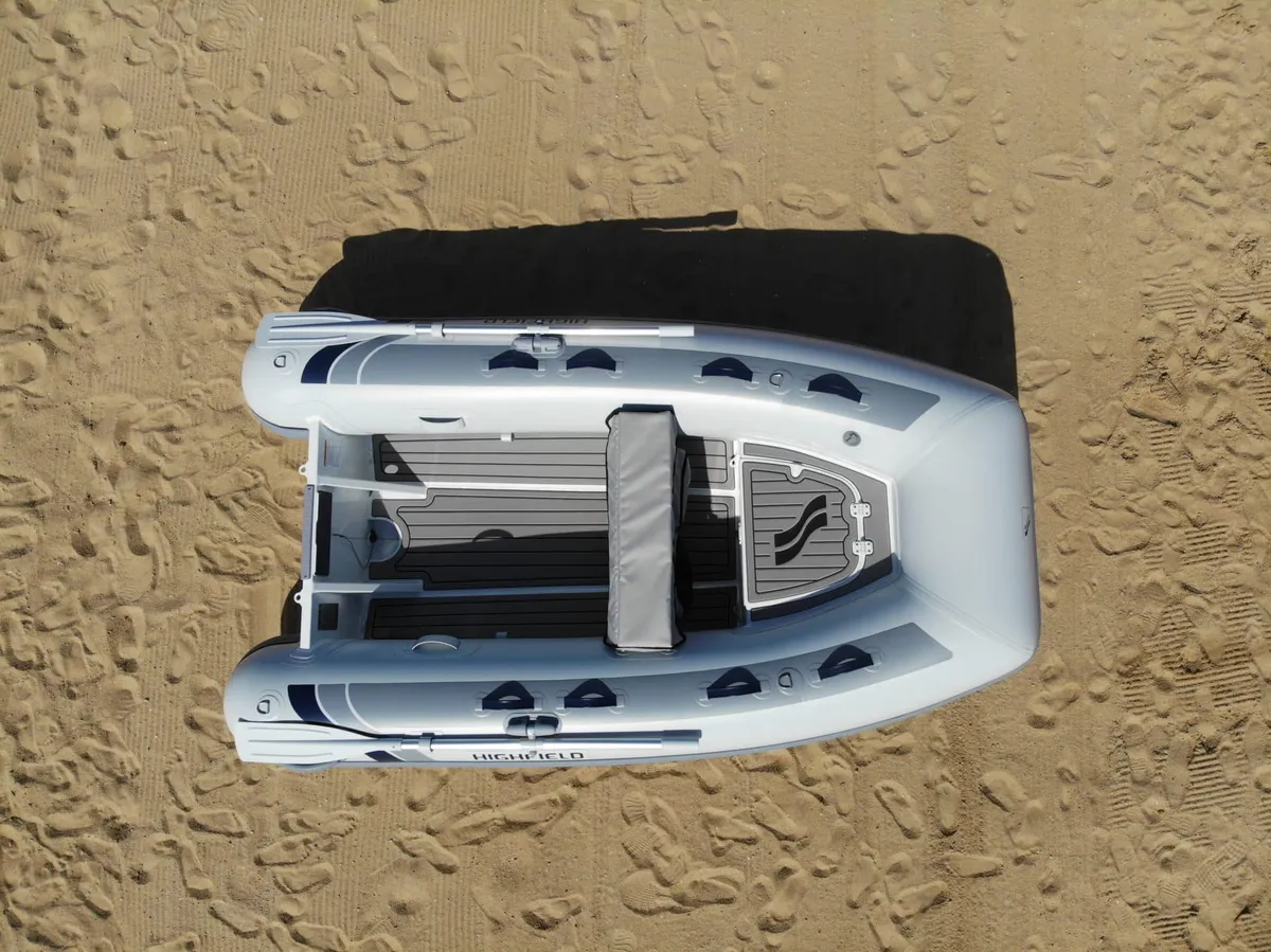 Highfield Boats Classic 290: Rubberboot van bovenaf op strand
