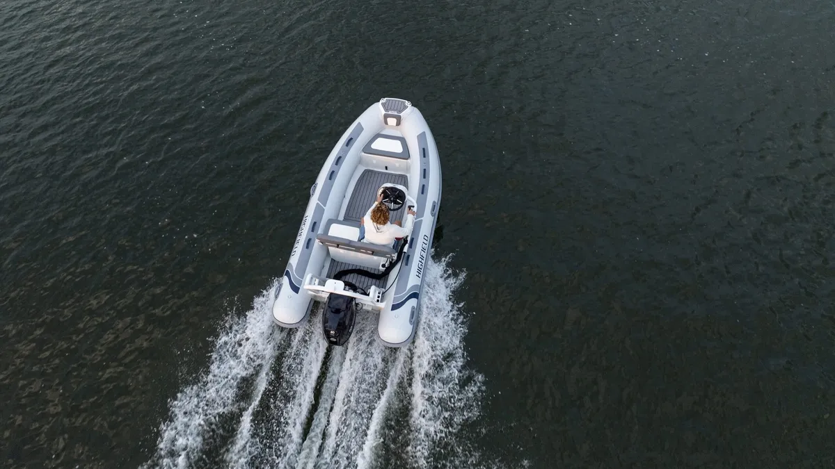 Highfield Boats Classic 400: Rubberboot varend op water
