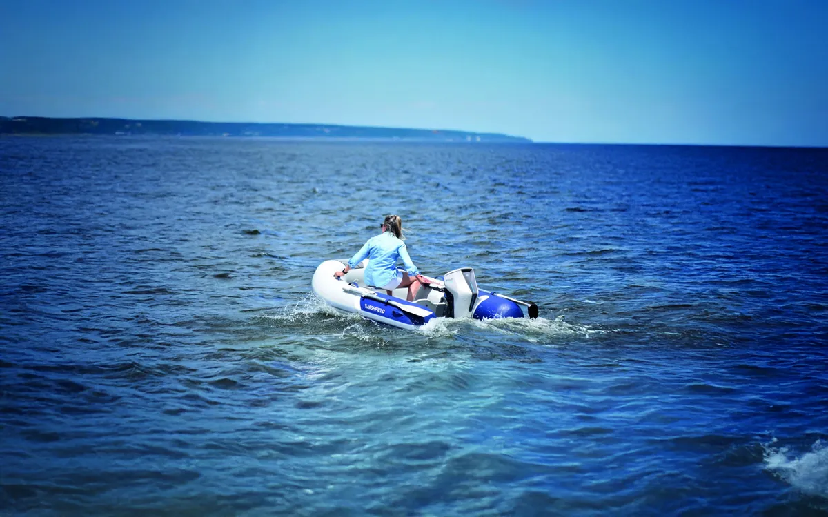 Highfield Boats Roll Up EasyGo 250: Opblaasboot varend op zee
