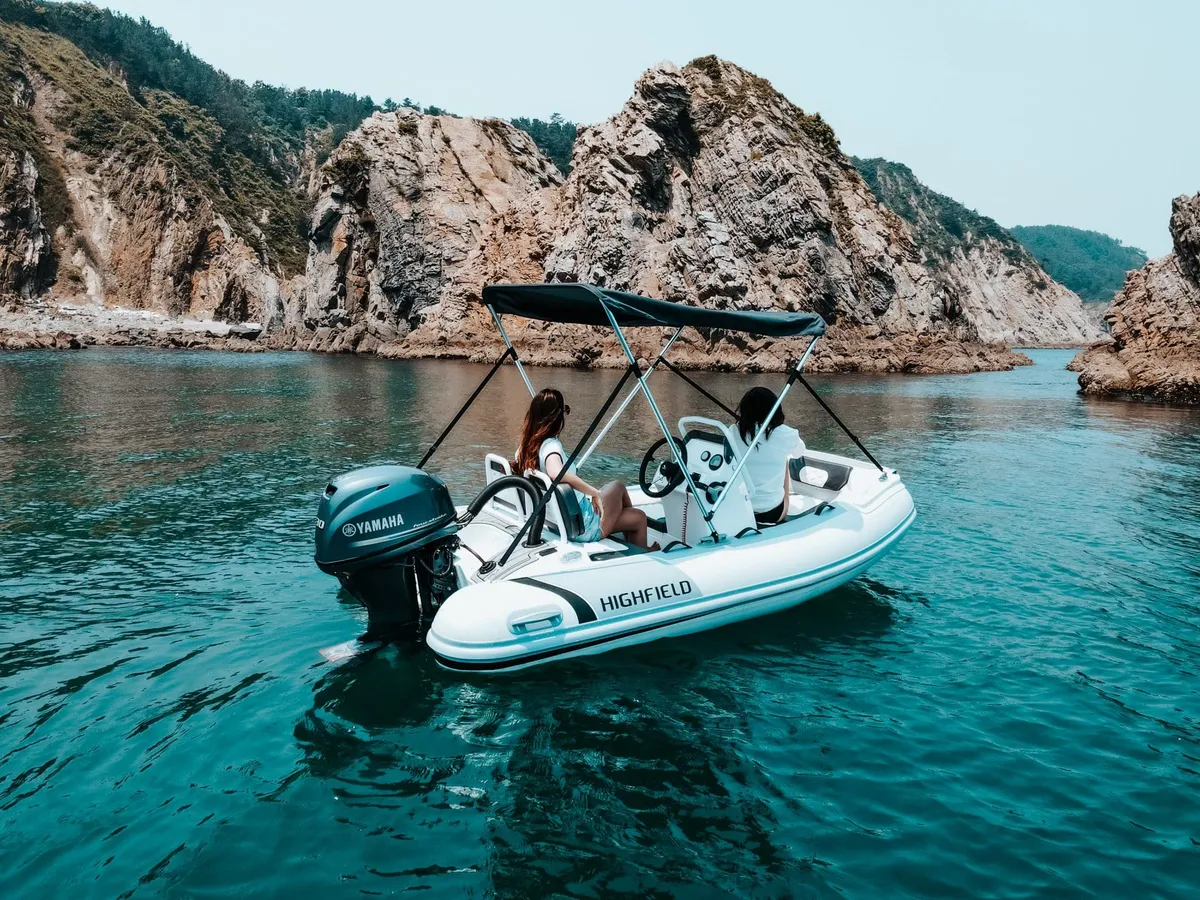 Highfield Boats Sport 330: Rubberboot op zee bij rotsen