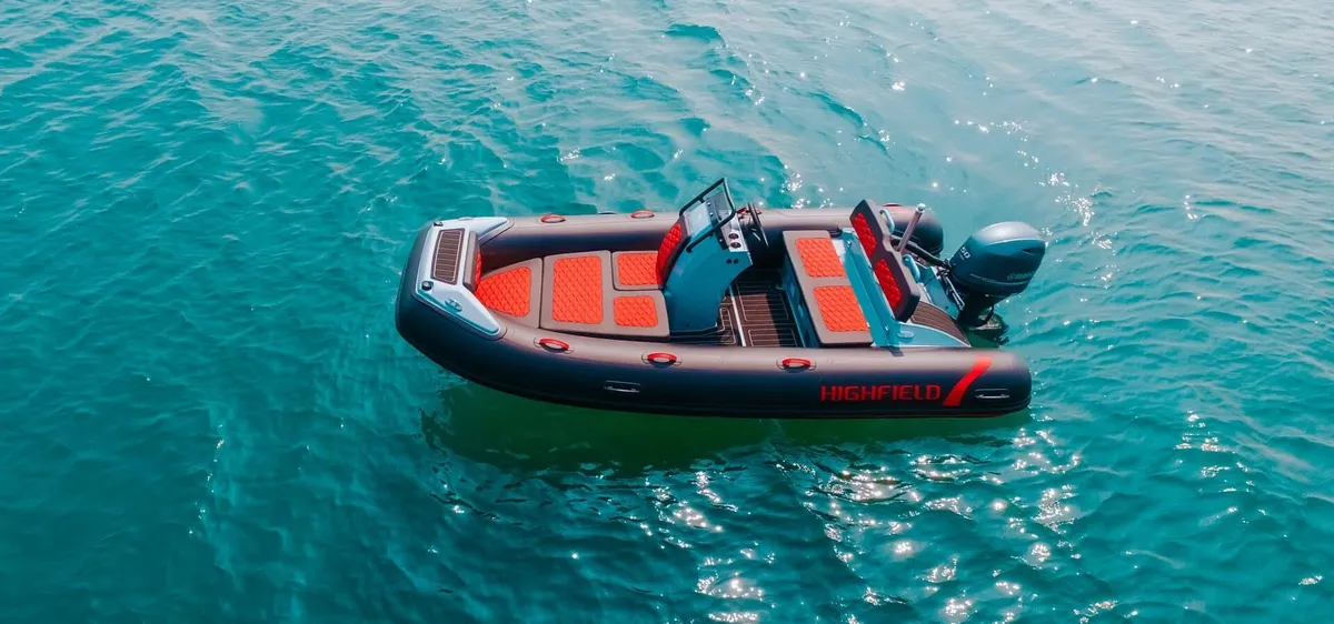 Highfield Boats Sport 420: Rubberboot drijvend op zee