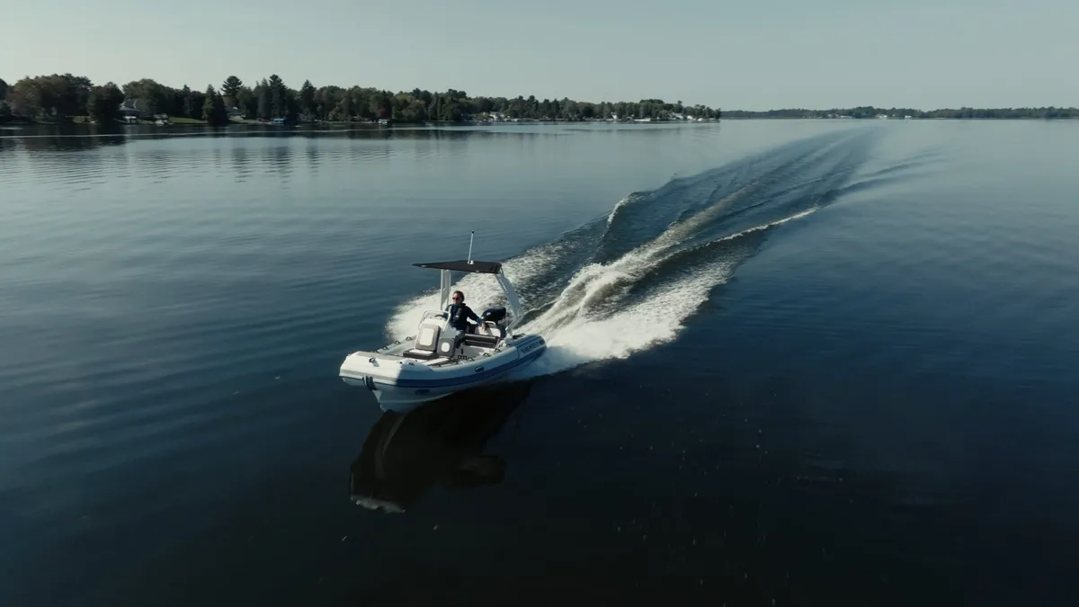 Highfield Boats Sport 520: Boot varend op meer