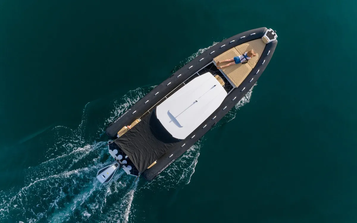 Highfield Boats Sport 800: Boot van bovenaf varend
