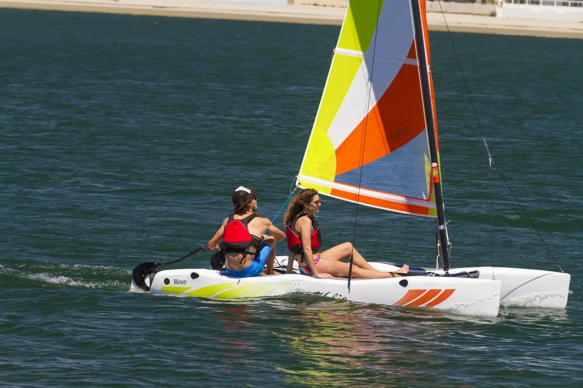 Hobie Wave: Varend zijaanzicht
