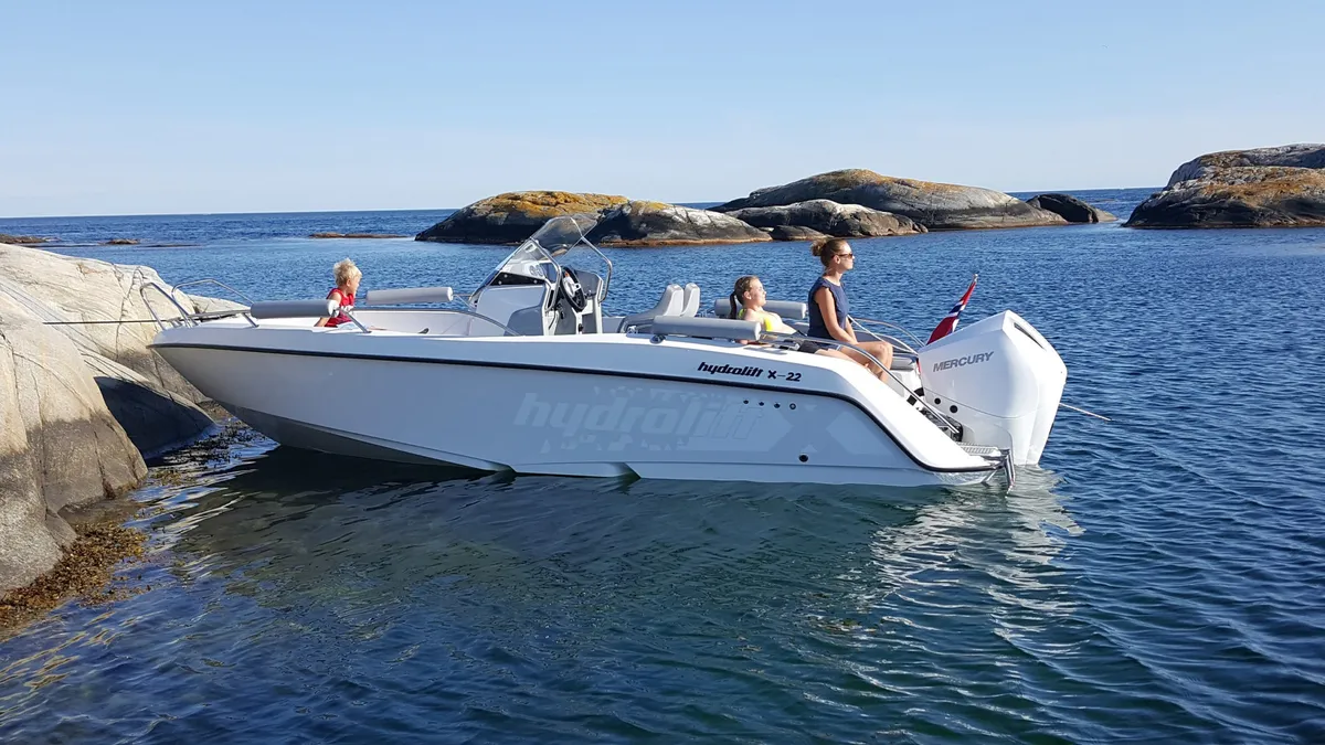 Hydrolift X-22: Boot afgemeerd bij rotsen
