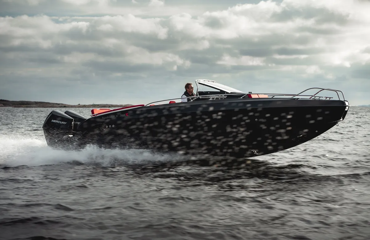 Hydrolift X-26 S: Speedboot varend op zee