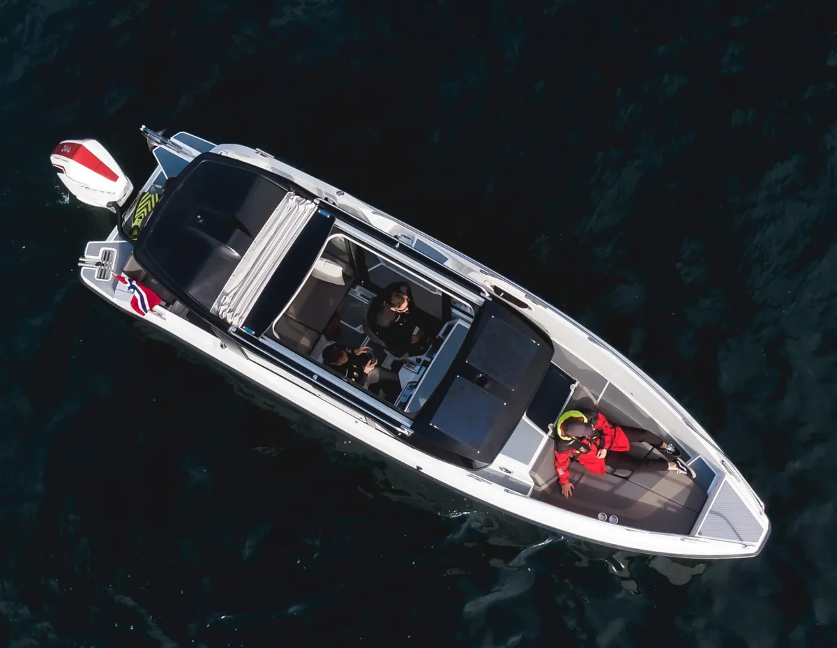 Hydrolift X-27 SUV: Luchtfoto boot op water