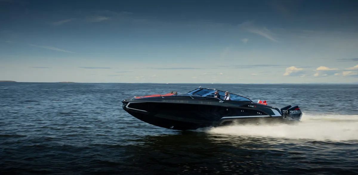Hydrolift X-32 DC: Zwarte speedboot vaart op zee
