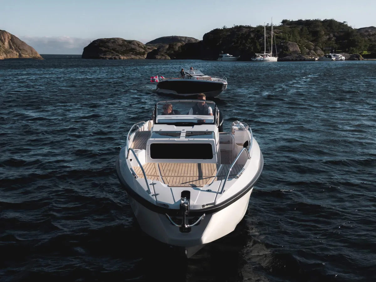 Hydrolift X-32 S: Boten varend bij rotsachtige kust