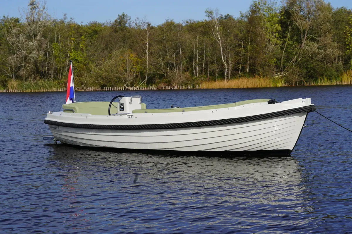 Interboat 19: Zijaanzicht aan anker