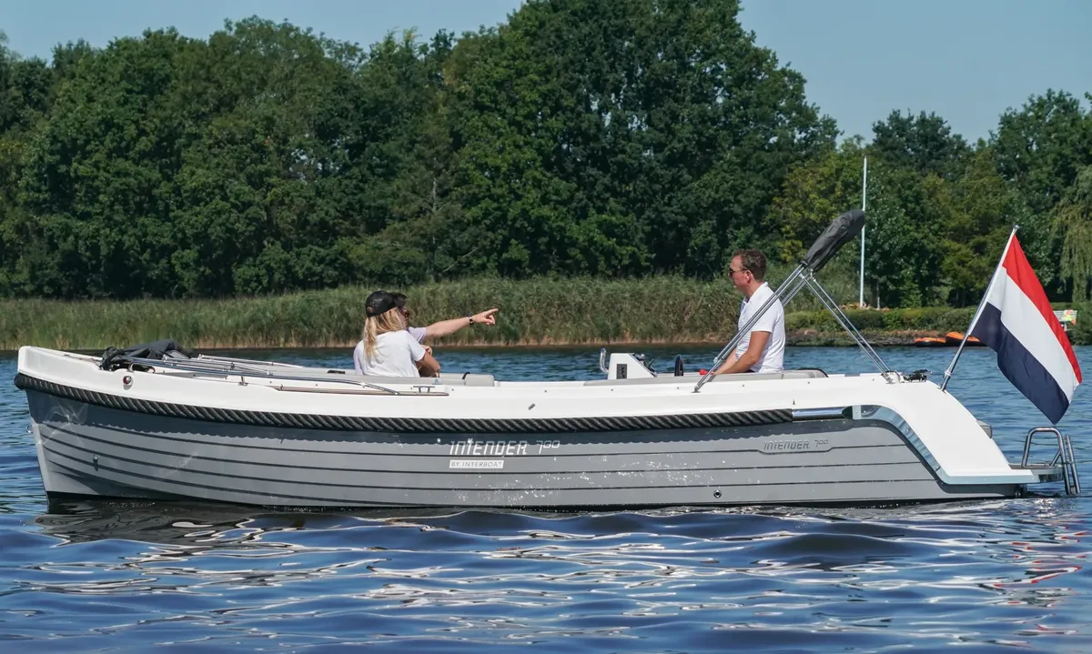 Interboat Intender 700: Varend zijaanzicht