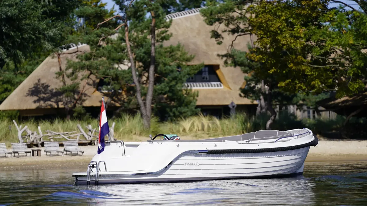 Interboat Intender 780: Zijaanzicht aan wal