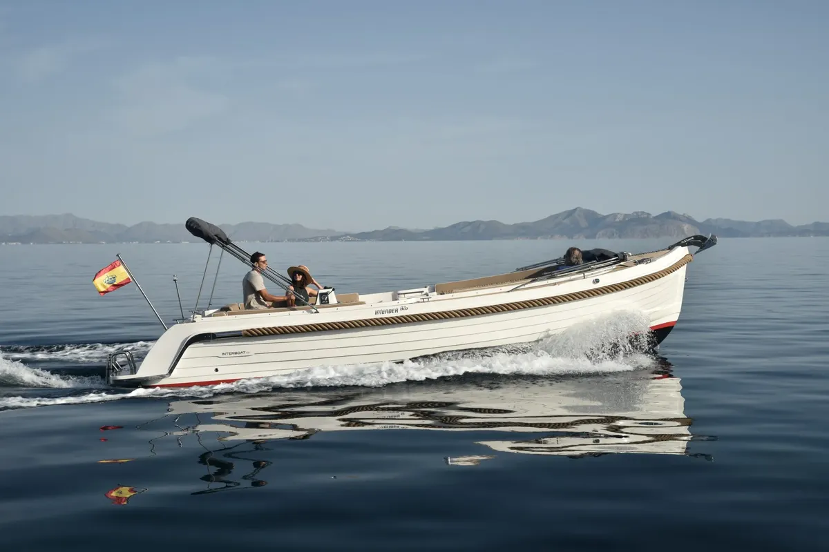 Interboat Intender 820 ES: Varend zijaanzicht