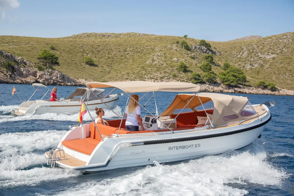 Interboat Intender 820: Varend met bimini