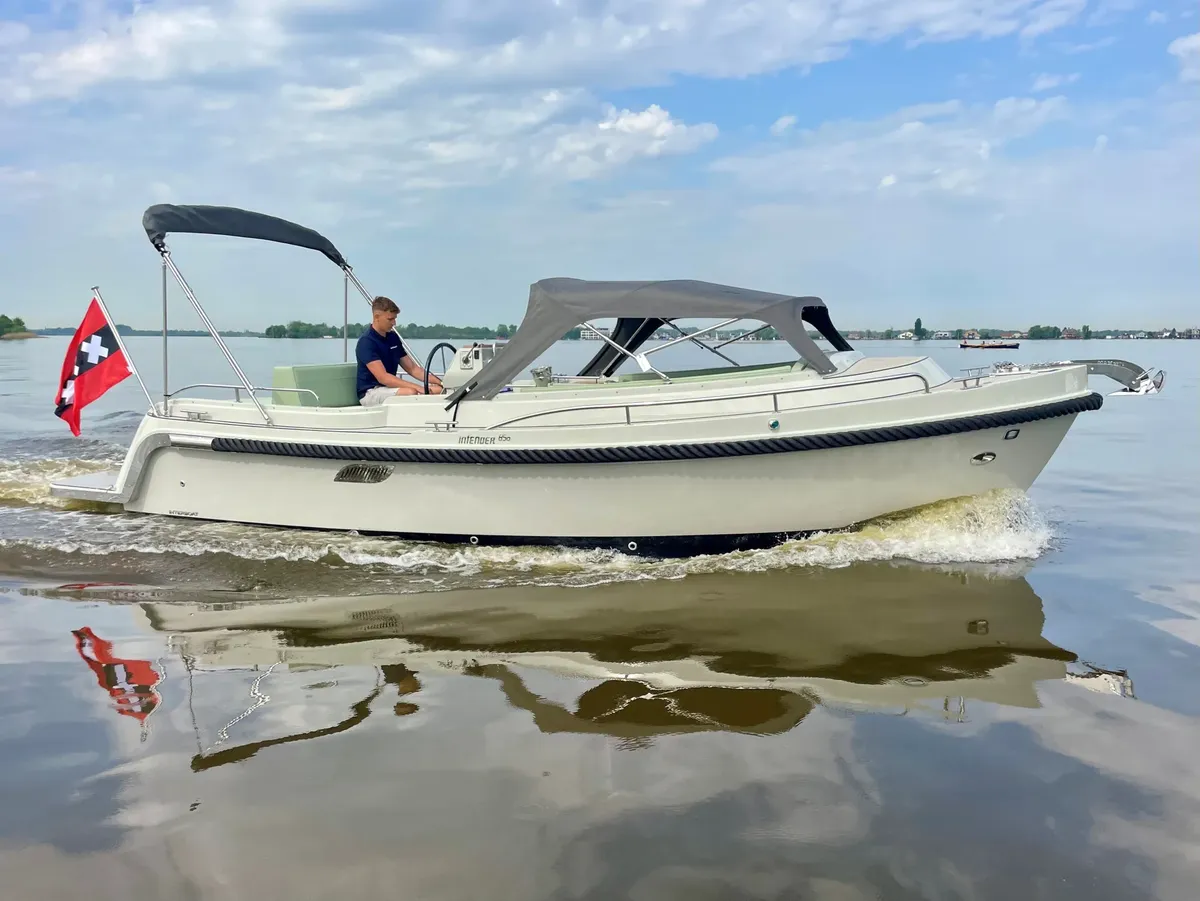 Interboat Intender 850: Varend zijaanzicht