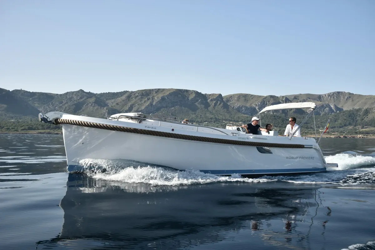 Interboat Intender 950 Cabrio: Varend zijaanzicht