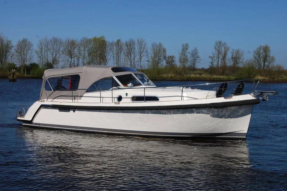 Interboat Intercruiser 32: Zijaanzicht aan anker