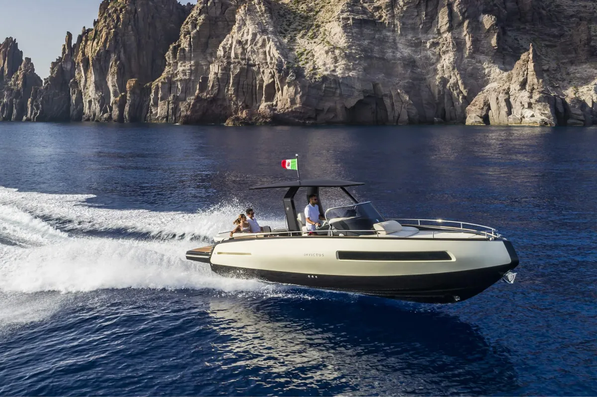 Invictus Yacht GT280: Boot varend langs rotskust