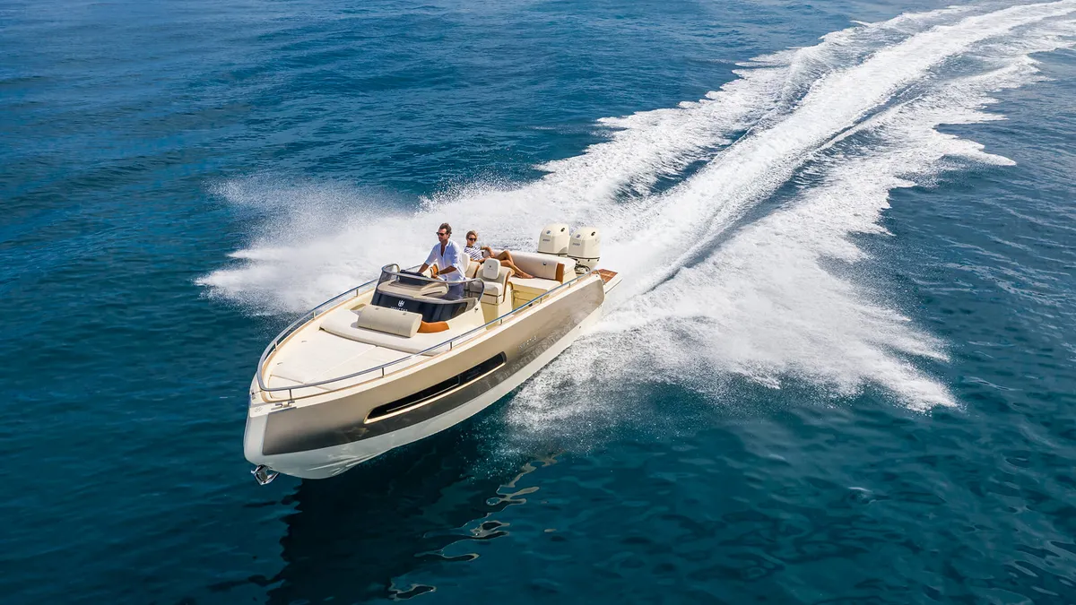 Invictus Yacht GT280S: Boot varend op zee