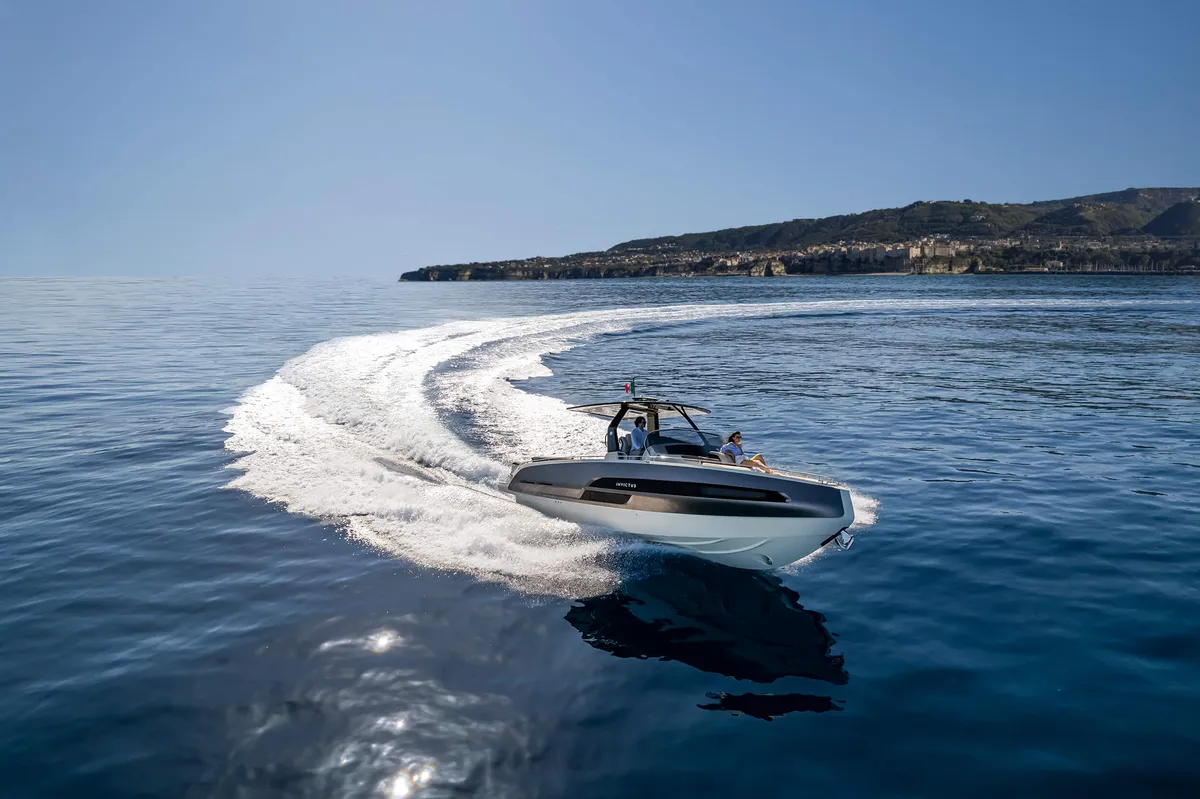 Invictus Yacht GT320S: Boot varend op zee bij kust