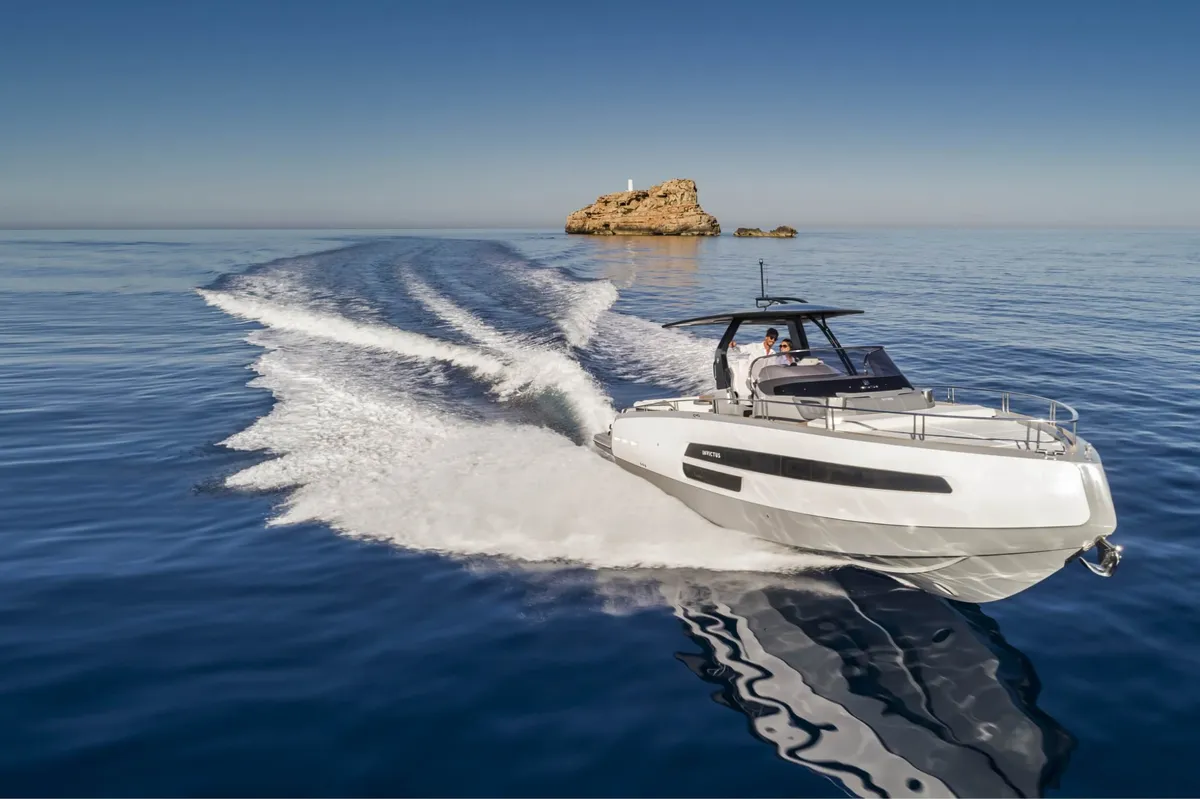 Invictus Yacht GT370: Boot varend op zee bij eiland