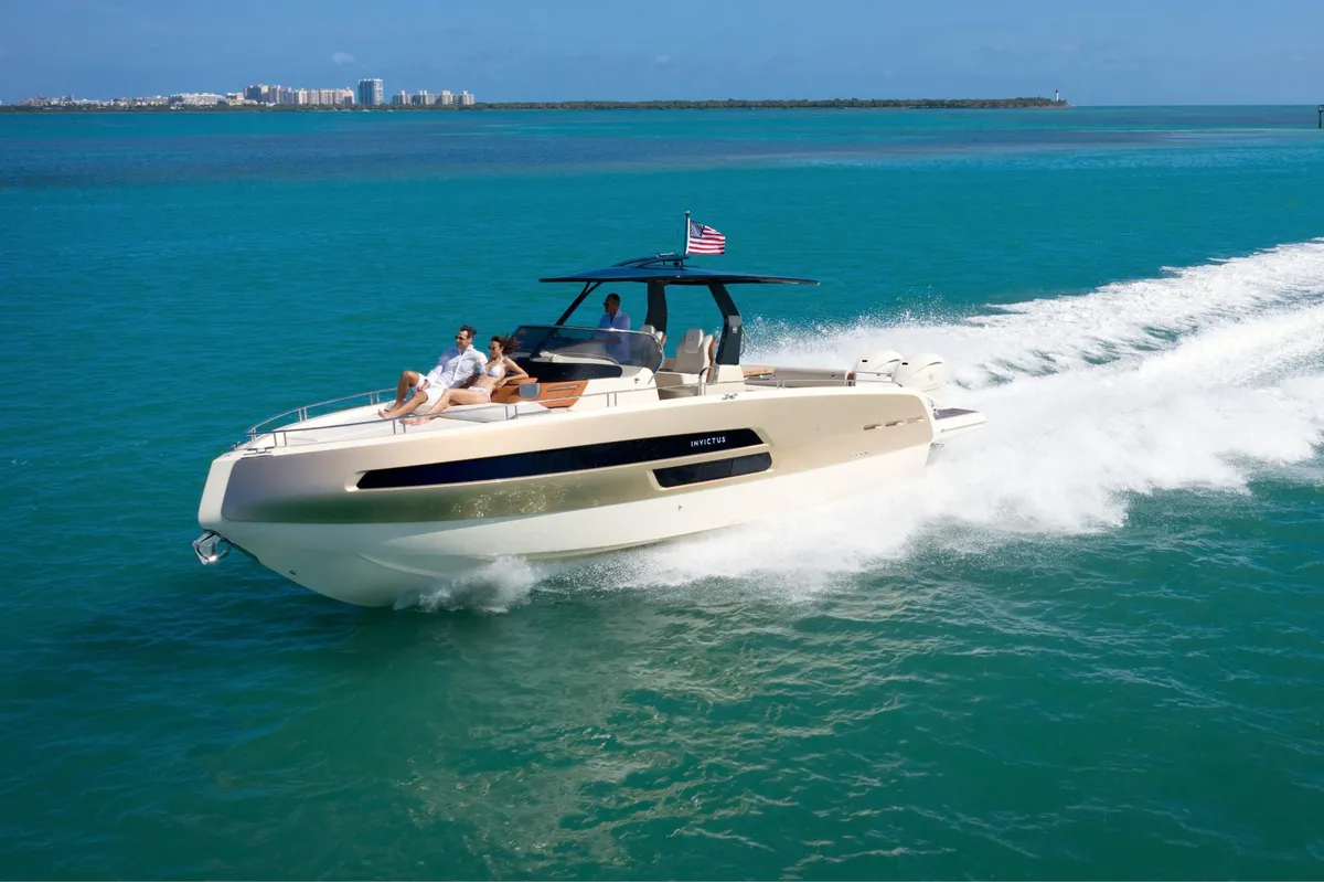 Invictus Yacht GT370S: Boot varend op zee