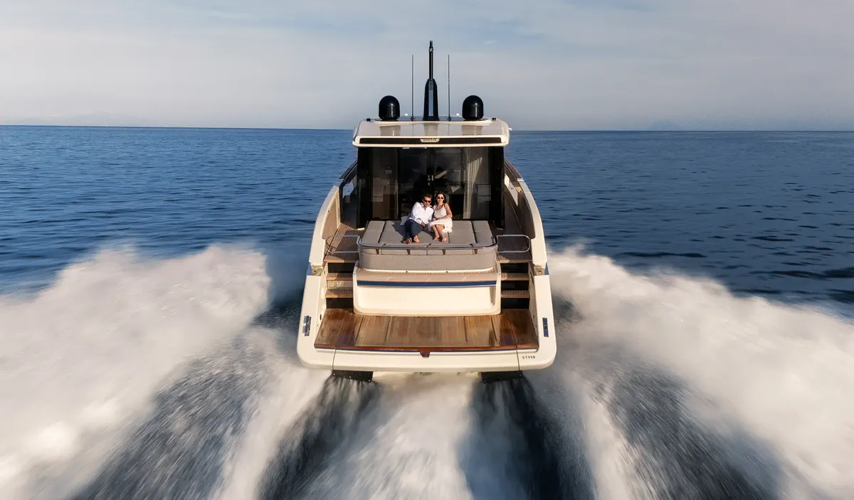 Invictus Yacht ST550: Boot varend op zee met golven