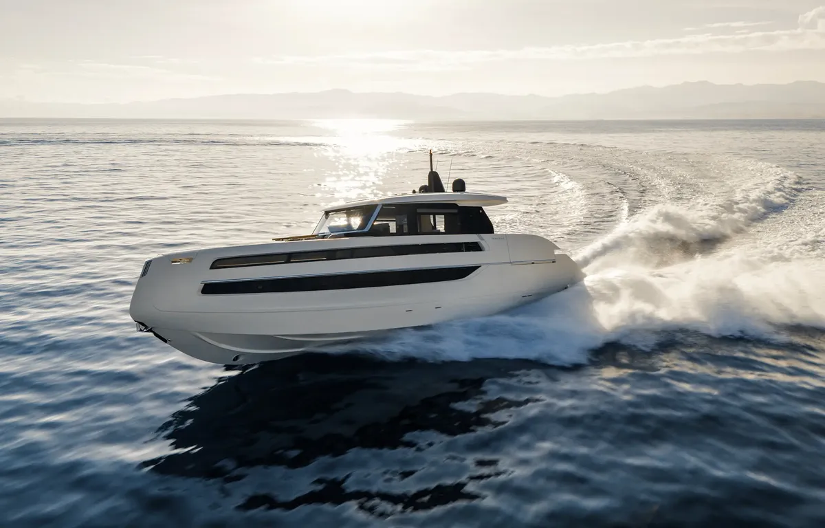 Invictus Yacht ST550: Jacht varend op zee