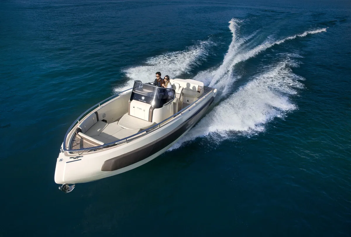 Invictus Yacht TT280: Boot varend op zee met golven
