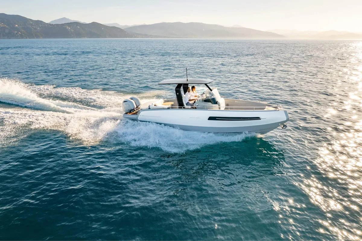 Invictus Yacht TT280S: Boot varend op zee zijaanzicht