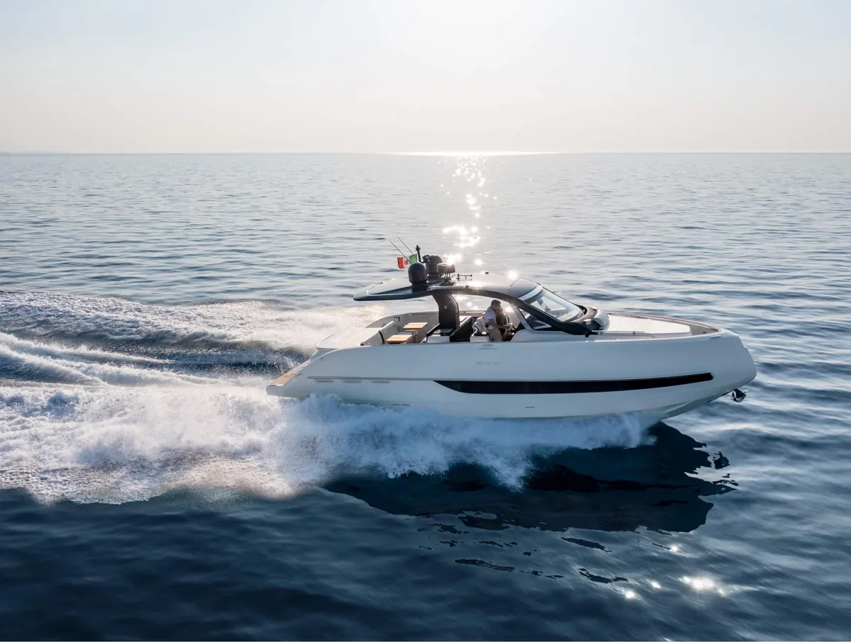 Invictus Yacht TT420: Boot varend op zee zijaanzicht