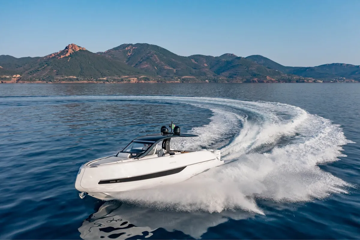 Invictus Yacht TT420S: Boot varend langs kust