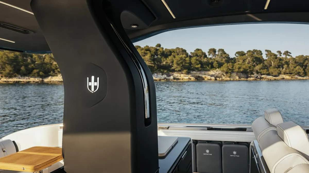 Invictus Yacht TT420S: Cockpit met uitzicht op water