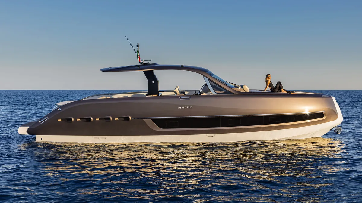 Invictus Yacht TT460: Boot op zee bij kust zijaanzicht