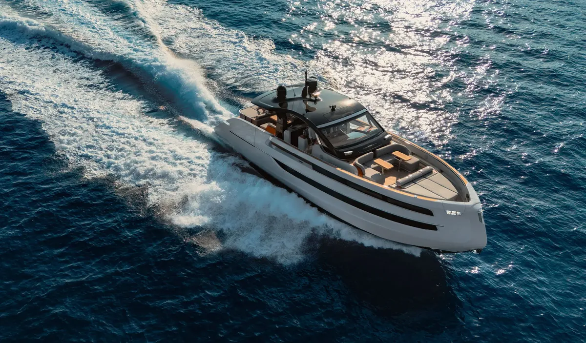 Invictus Yacht TT550: Boot varend op zee met kielzog