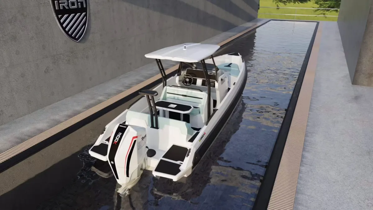 IRON Boats 767: Witte boot op water