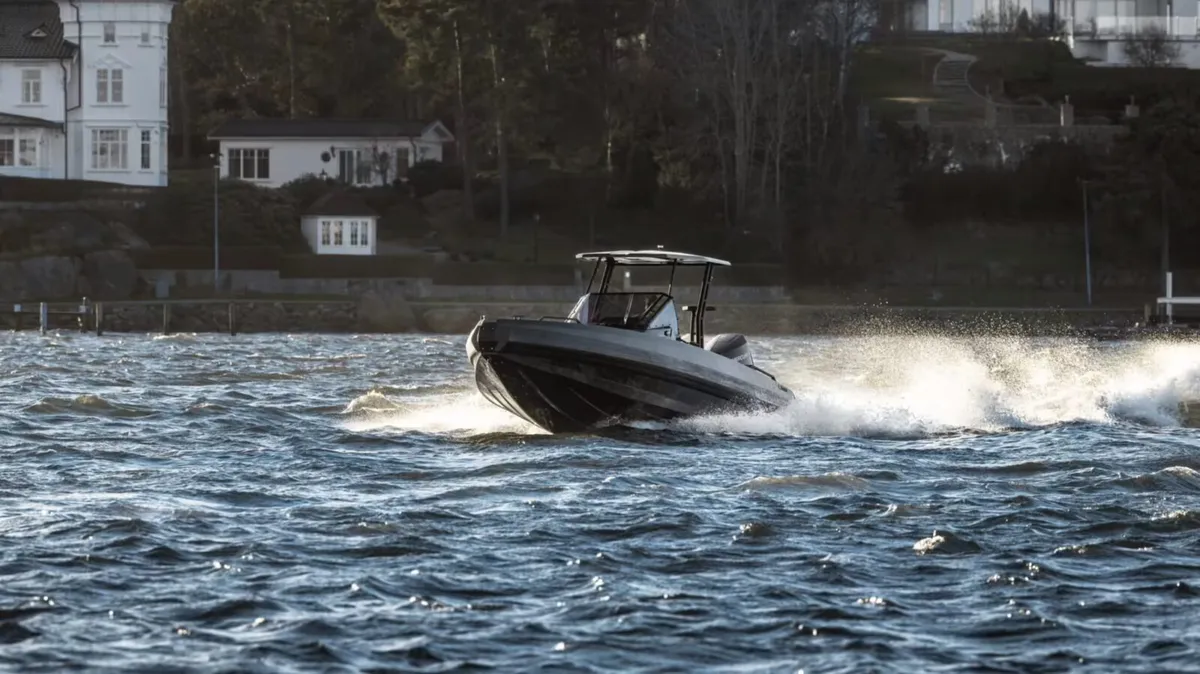 IRON Boats 827: Speedboot varend op water
