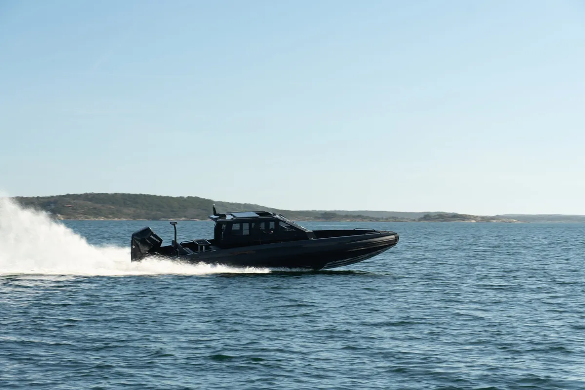 IRON Boats 907 Coupe: Zwarte speedboot varend op zee