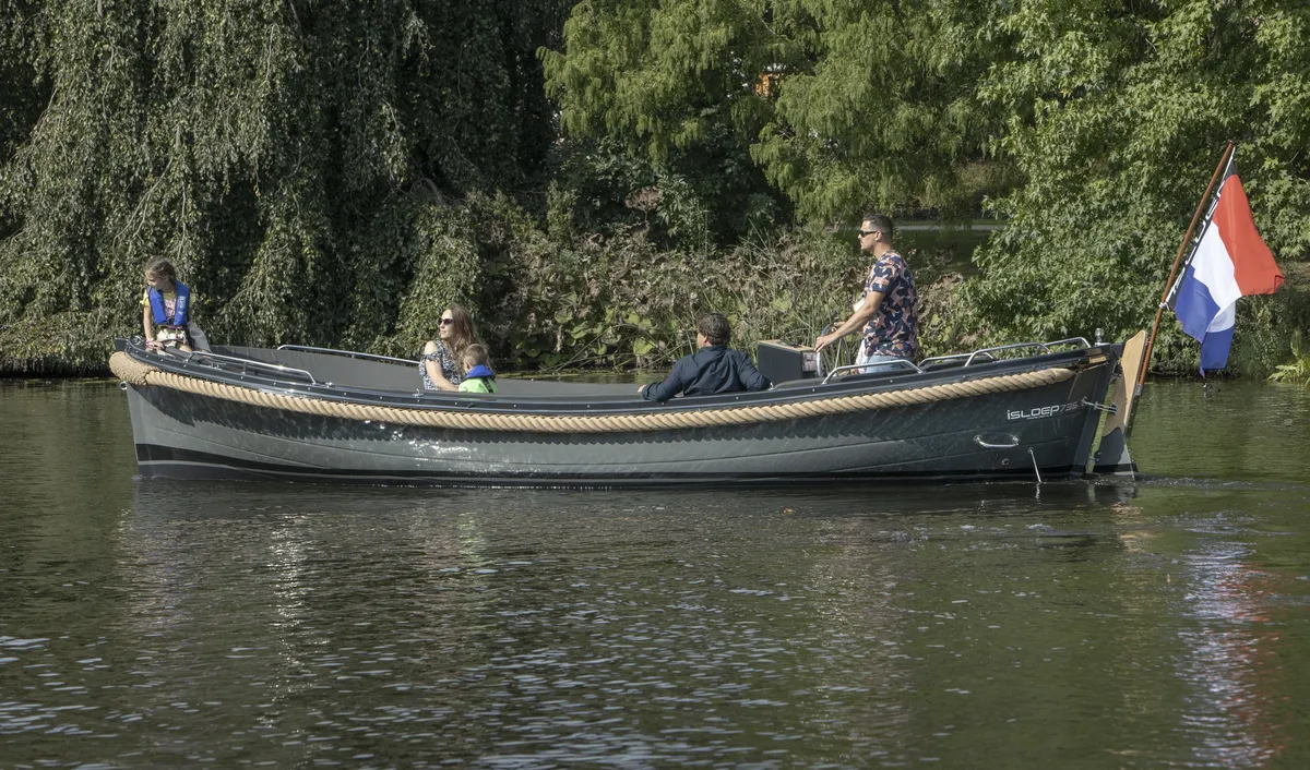 iSloep 735: Sloep varend met familie aan boord