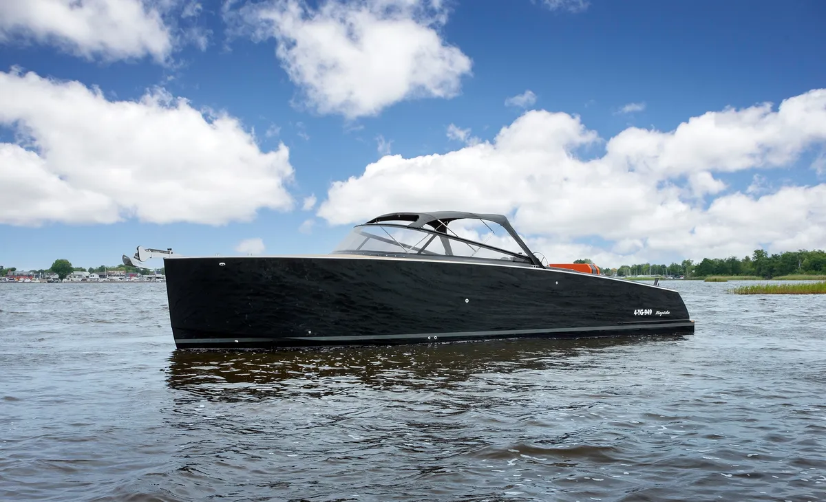 iSloep Rapida 1090: Zwarte motorboot varend op water