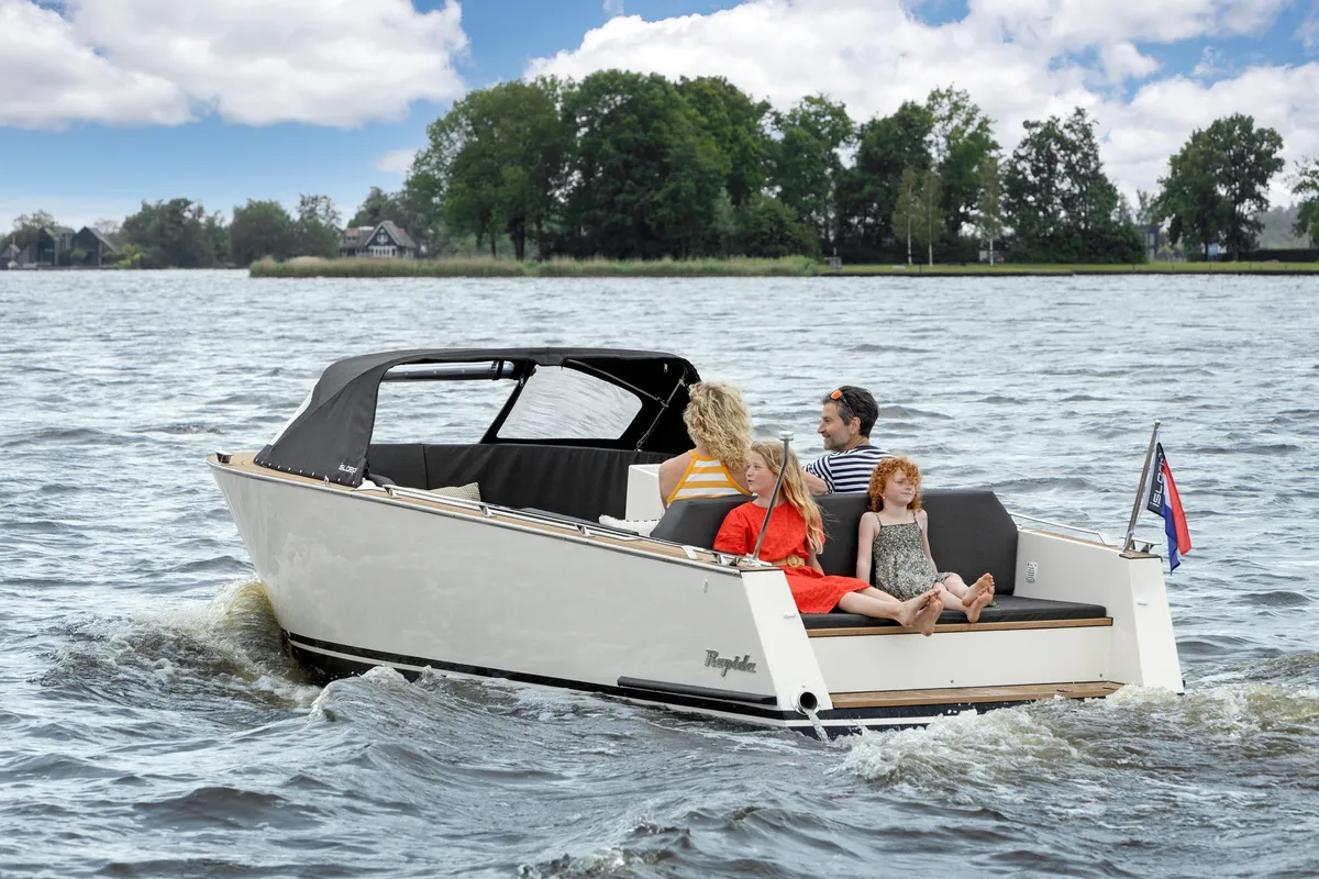 iSloep Rapida 650: Gezin varend op meer