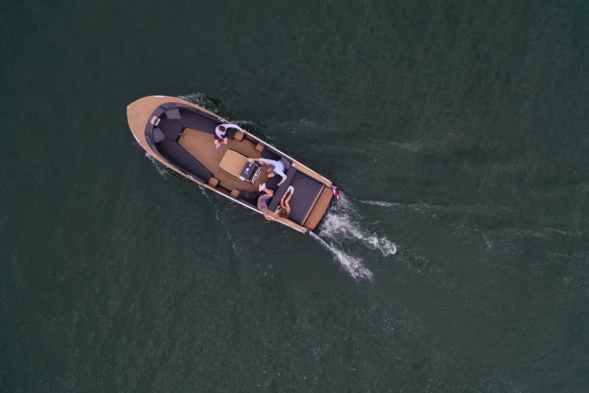 iSloep Rapida 750: Luchtfoto boot varend op water