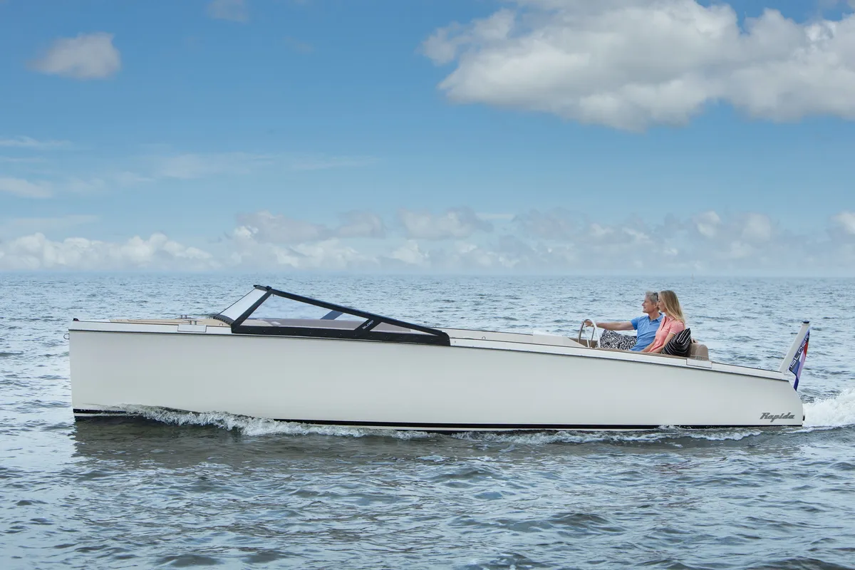 iSloep Rapida 777: Witte boot varend op zee