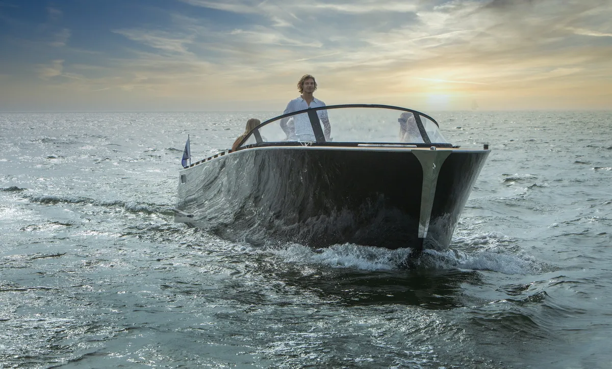 iSloep Rapida 990: Boot varend op zee bij zonsondergang