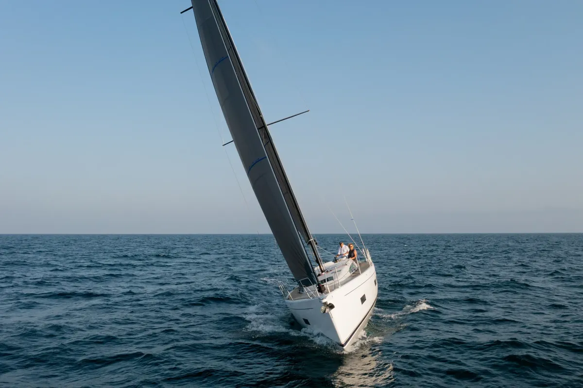 J/Boats 40: Zeilboot vaart op open zee