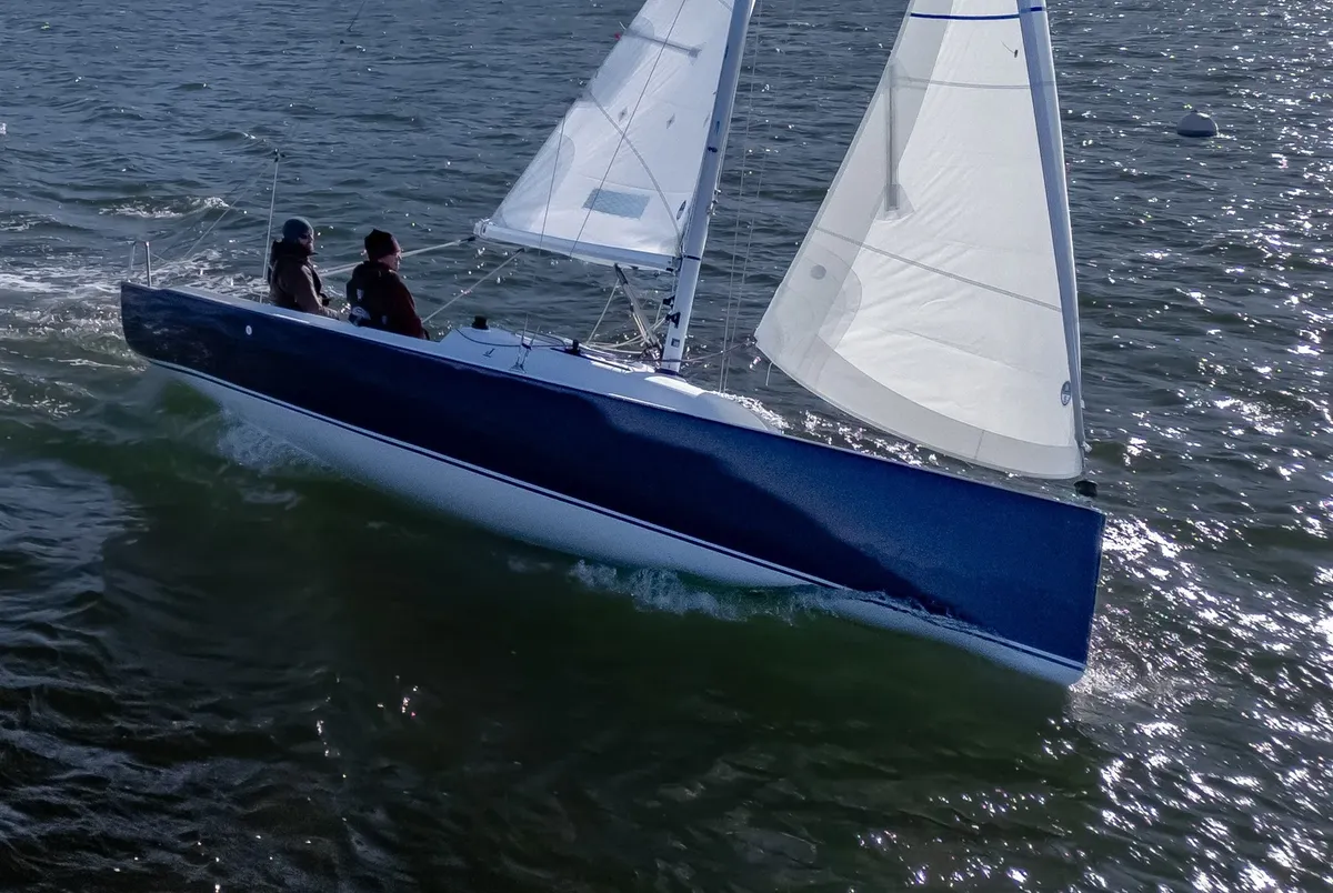 J/Boats 7: Zeilboot vaart op water