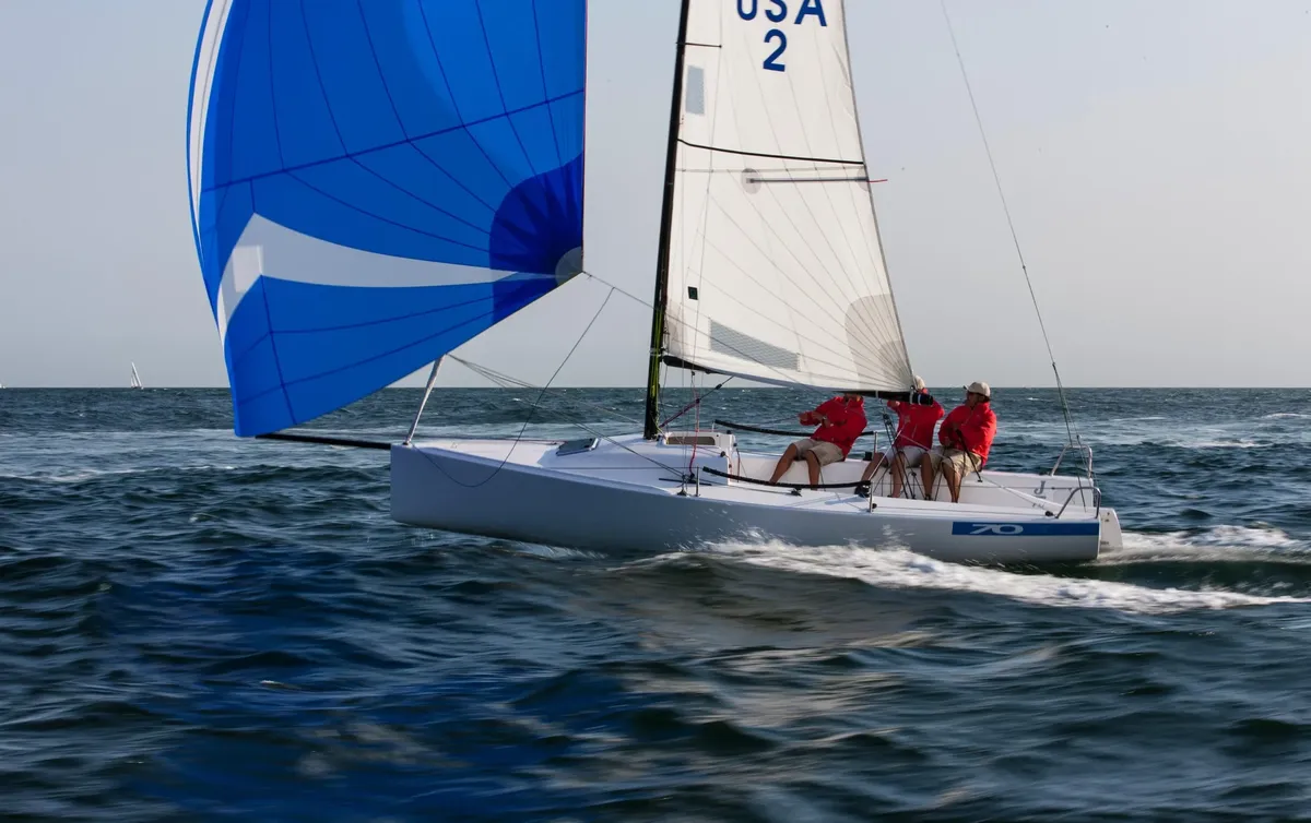 J/Boats 70: Zeilboot met blauwe spinnaker varend
