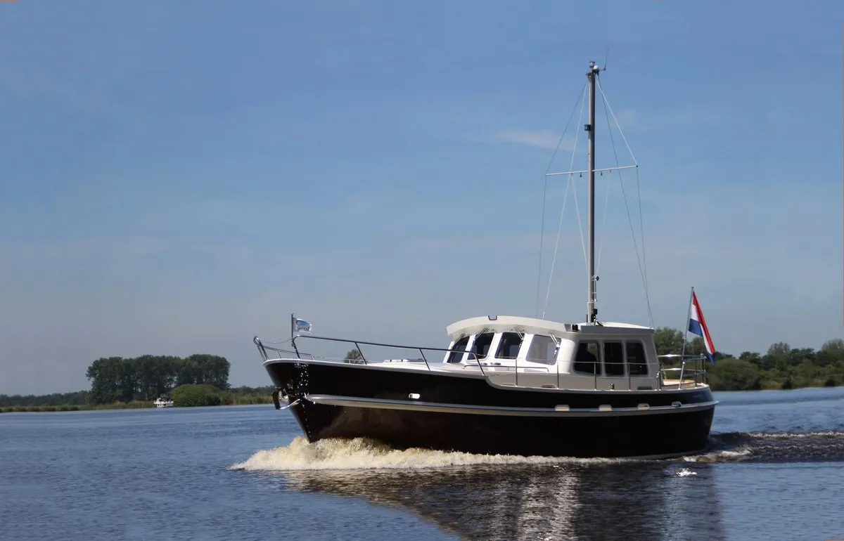 Jachtwerf Oost Oostvaarder 1100 OK: Motorboot varend op water