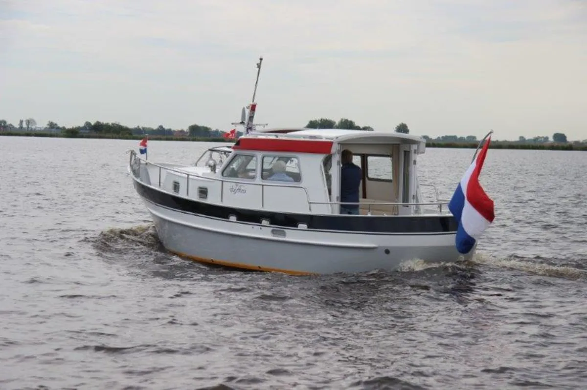 Jachtwerf Oost Oostvaarder 900 Hybride: Boot varend op water